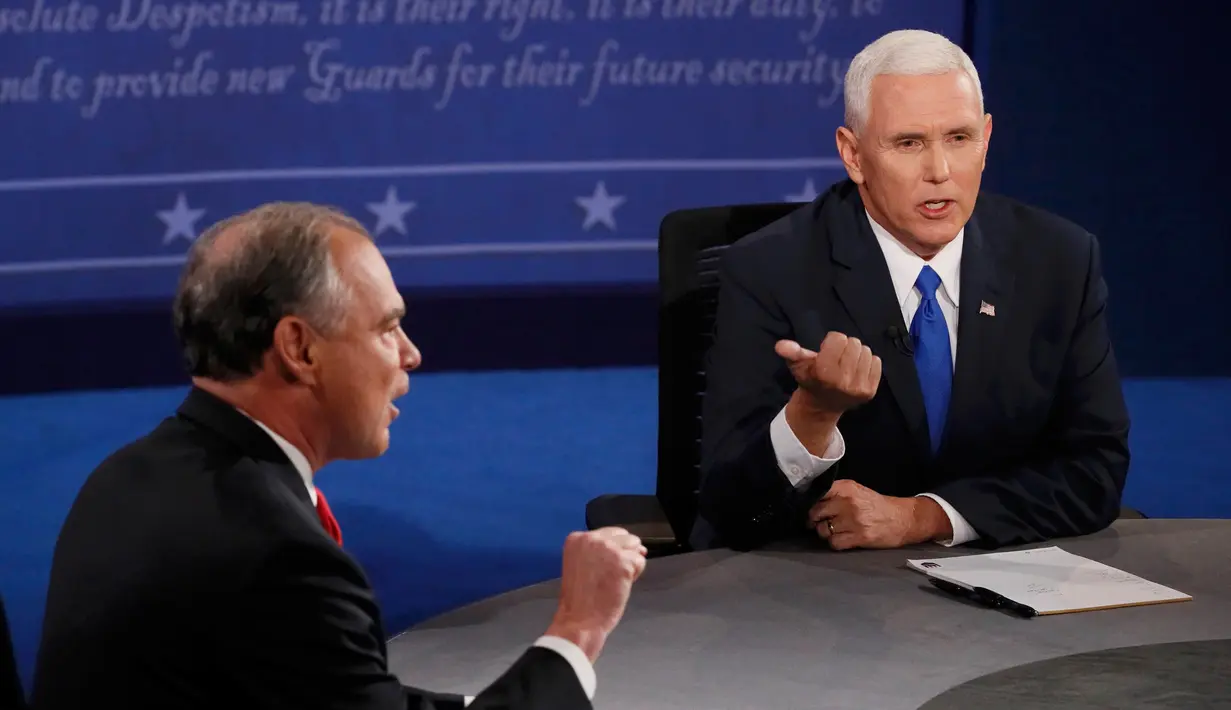 Cawapres Partai Republik, Mike Pence (kanan) berusaha menyanggah pendapat cawapers Partai Demokrat Senator Tim Kaine dalam debat perdana cawapres AS di Longwood University di Virginia, Selasa (4/10). (REUTERS/Andrew Gombert/Pool)