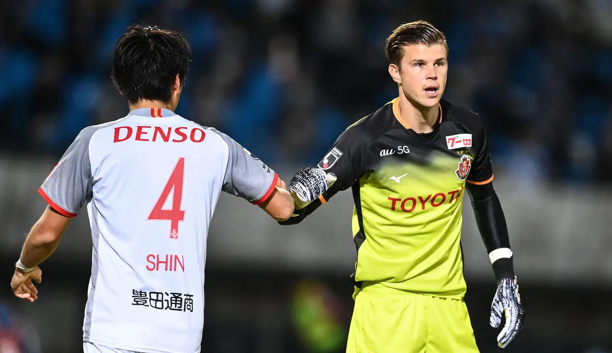 Mitchell Langerak (kanan) bergabung dengan Nagoya Grampus sejak 2018 setelah didatangkan dari Levante. Ia merupakan kiper berkebangsaan Australia. Pada musim ini, Langerak berhasil mencetatkan 9 clean sheet dalam 29 pertandingannya di J1 League 2023. Sementara itu, Nagoya Grampus kini menepati urutan keenam klasemen dengan raihan 47 poin. (AFP/Charly Triballeau)