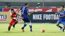 Pemain PSM Makassar, Ferdinand Sinaga mencoba melewati pemain Persib, Vujovic pada laga Torabika SC 2016 di Stadion Gelora Bandung Lautan Api, Sabtu (2/7/2016). (Bola.com/Nicklas Hanoatubun)
