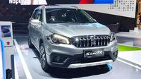 Suzuki SX4 S-Cross facelift menjadi salah satu daya tarik utama pada booth Suzuki Indonesia menjelang acara otomotif Indonesia International Motor Show (IIMS) Hybrid 2022. (Otosia.com/Arendra Pranayaditya)
