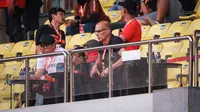 Kandidat pelatih Arema FC, Fernando Valente (kanan) ditemani General Manager Arema FC, Muhammad Yusrinal Fitriandi menyaksikan laga pekan kesembilan BRI Liga 1 2023/2024 di Stadion Patriot Candrabhaga, Bekasi, Minggu (20/08/2023). (Bola.com/Bagaskara Lazuardi)