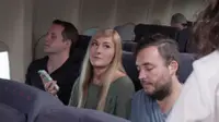 Ada penumpang yang main handphone saat pesawat sudah take off. (Via: youtube.com)