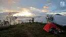 <p>Tenda pendaki terlihat berada di Pos 2 Gunung Sumbing dengan latar belakang pemandangan Gunung Sindoro saat senja di Wonosobo, Jawa Tengah (3/4). Gunung ini memiliki pemandangan yang indah serta jalur terjal dan ekstrem dari basecamp hingga puncak Rajawali. (merdeka.com/Iqbal S. Nugroho)</p>