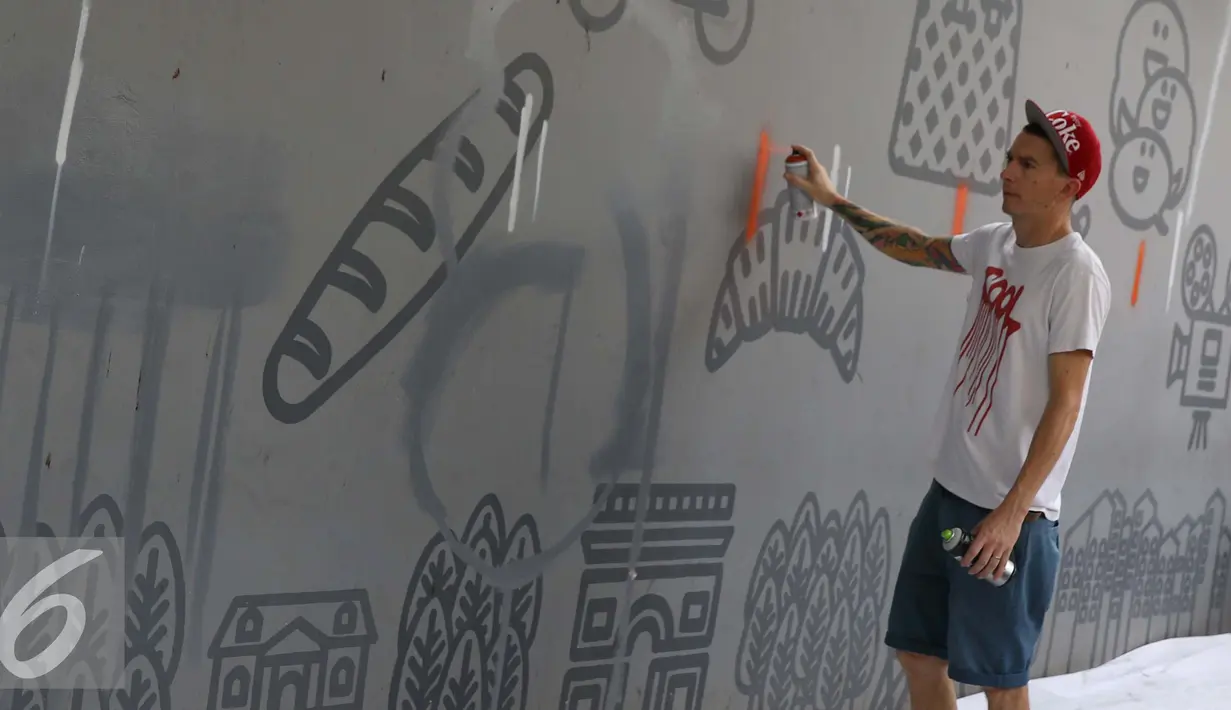 Seniman Prancis bersiap membuat grafiti di festival Off The Wall di Kawasan Thamrin, Jakarta, Minggu (6/11). Grafiti adalah sebuah seni rupa yang terdiri dari komposisi warna, garis, dan bentuk yang ditulis di atas dinding. (Liputan6.com/Gempur M. Surya) 