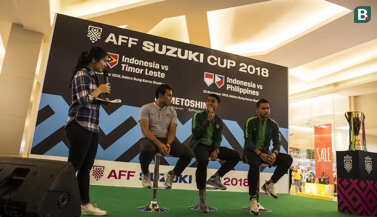 Pemain Timnas Indonesia, Febri Hariyadi, saat tur trofi Piala AFF di Mall Kota Kasablanka, Jakarta, Minggu (4/11). Timnas Indonesia akan memulai Piala AFF melawan Singapura pada 9 September. (Bola.com/Vitalis Yogi Trisna)