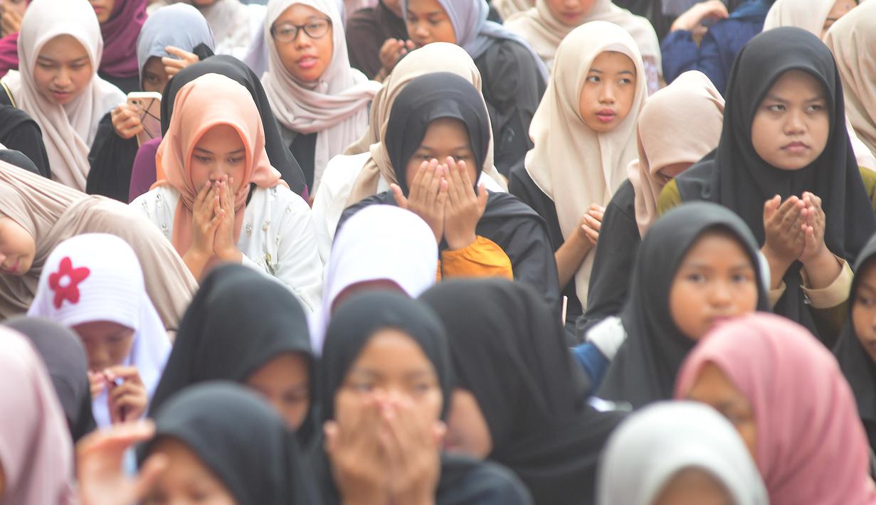 Kegiatan doa bersama ini dalam rangka memperingati Hari Santri Nasional yang jatuh setiap tanggal 22 Oktober. (merdeka.com/Arie Basuki)