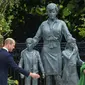 Pangeran William dan Pangeran Harry melihat patung Putri Diana di Taman Sunken, Istana Kensington, London, Inggris, Kamis (1/6/2021).  Patung Putri Diana yang dipesan oleh Pangeran William dan Pangeran Harry resmi ditampilkan ke publik pada Kamis (1/6/2021) kemarin. (Dominic Lipinski/Pool Photo via