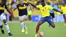 Penyerang Ekuador, Felipe Caicedo (kanan) mencatatkan namanya pada daftar top scorer kulifikasi Piala Dunia 2018 zona CONMEBOL, Felipe mengoleksi tujuh gol untuk negaranya. (AFP/Rodrigo Buendia)