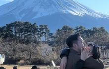 Romantis Bikin Baper, 8 Potret Nadhif Basalamah Lamar Taska Berlatar Gunung Fuji di Jepang