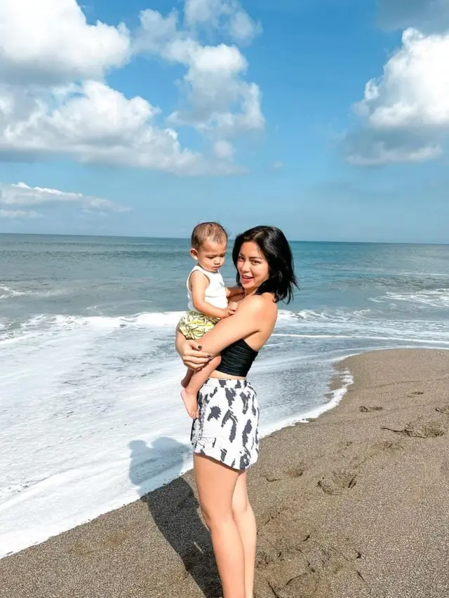 Jessica Iskandar saat di Pantai, Cantik dan Menawan