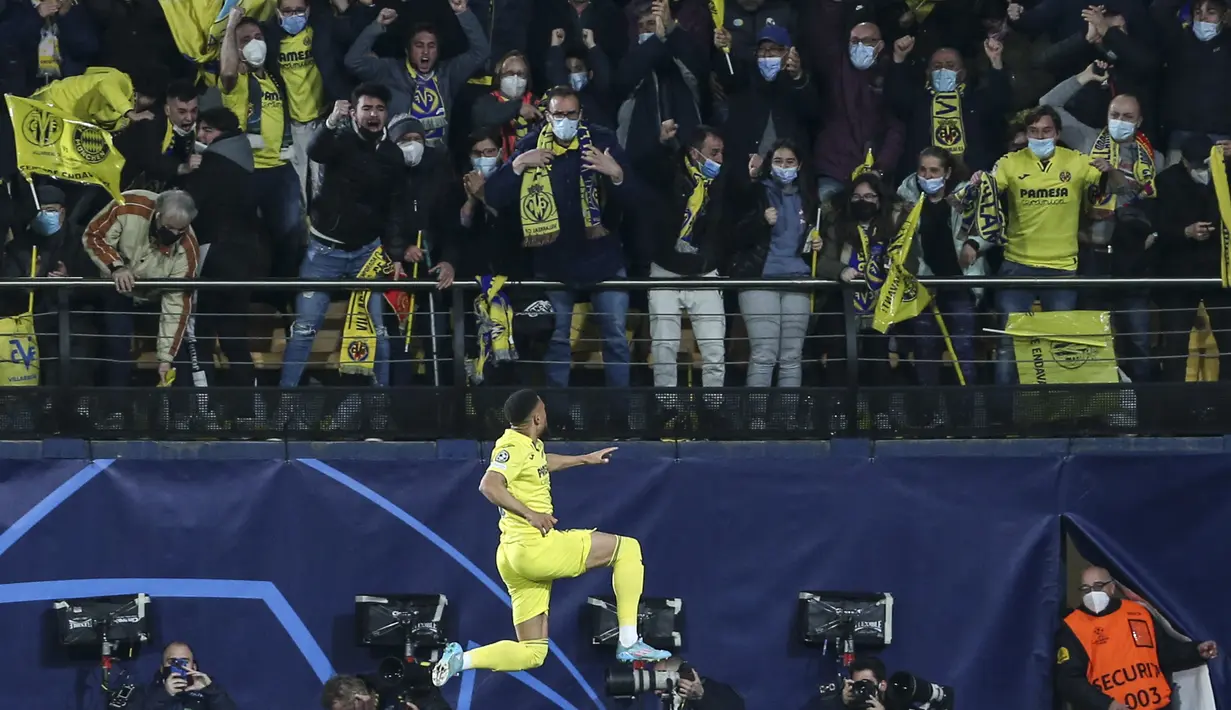 Penyerang Villarreal, Arnaut Danjuma berselebrasi usai mencetak gol ke gawang Bayern Munchen pada pada pertandingan leg pertama perempat final Liga Champions di stadion La Ceramica di Vila-real, Kamis (7/4/2022). Villarreal menang tipis atas Bayern Munchen 1-0. (AP Photo/Alberto Saiz)