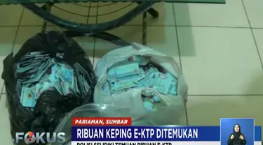 KTP elektronik yang terbungkus dalam dua kantong plastik ini diamankan polisi setelah adanya laporan dari masyarakat tentang penemuan KTP tersebut.