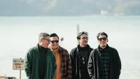 Potret Gading, Omesh, Vincent, dan Desta ketika mengenakan koleksi terbaru dari Uniqlo Travel Essentials.