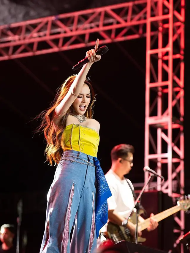 OOTD Come Back Mahalini Raharja di Atas Panggung dengan Outfit Metalik, Tampil Percaya Diri dengan Wajah yang Makin Cantik