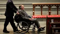 Mantan Presiden AS George HW Bush didorong oleh Mantan Presiden AS George Bush Junior saat menghadiri pemakaman mantan ibu negara, ibu sekaligus istri bagi keluarga Bush sabtu 21 April 2018 (AP Photo/David J. Phillip, File)