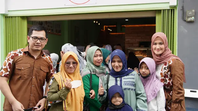 Tommy Kurniawan saat pembukaan gerai kulinernya.