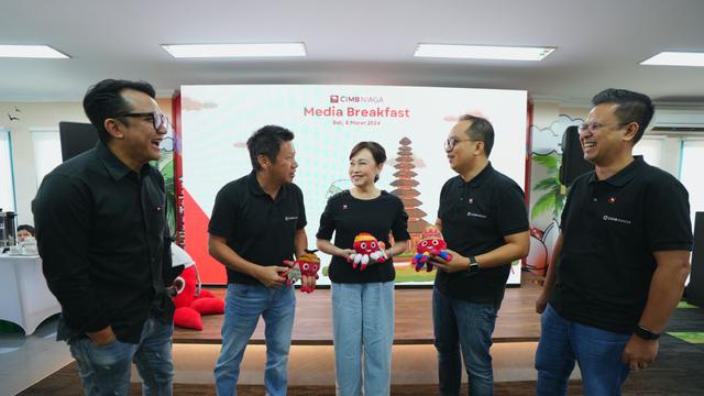 Presiden Direktur CIMB Niaga Lani Darmawan (tengah) berbincang dengan sejumlah pejabat CIMB Niaga lainnya usai acara ‘Media Breakfast bersama CIMB Niaga’ di Bali, Jumat (8/3/2024). (Dok CIMB Niaga)