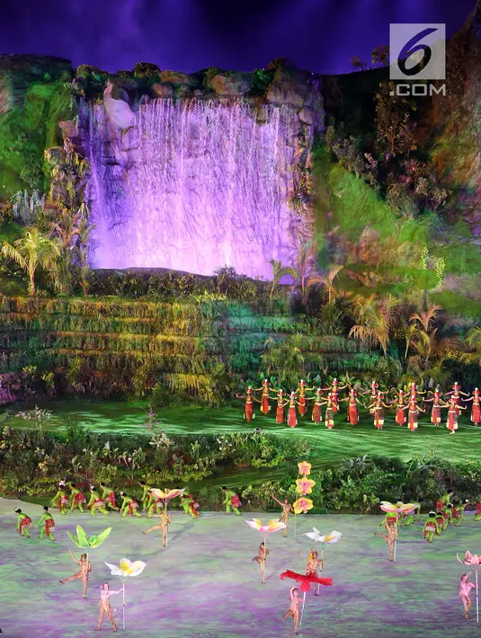 Penari membawakan tarian tradisional dari berbagai daerah dengan latar belakang air terjun saat pembukaan Asian Games 2018 di Stadion Gelora Bung Karno, Senayan, Jakarta, Sabtu (18/8). (Liputan6.com/Fery Pradolo)