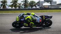 Pembalap Monster Energy Yamaha, Valentino Rossi saat latihan bebas pertama (FP1) MotoGP Malaysia di Sirkuit Sepang, Jumat (1/11/2019). Valentino Rossi terpuruk ke posisi delapan pada FP1 MotoGP Malaysia. (Mohd RASFAN/AFP)