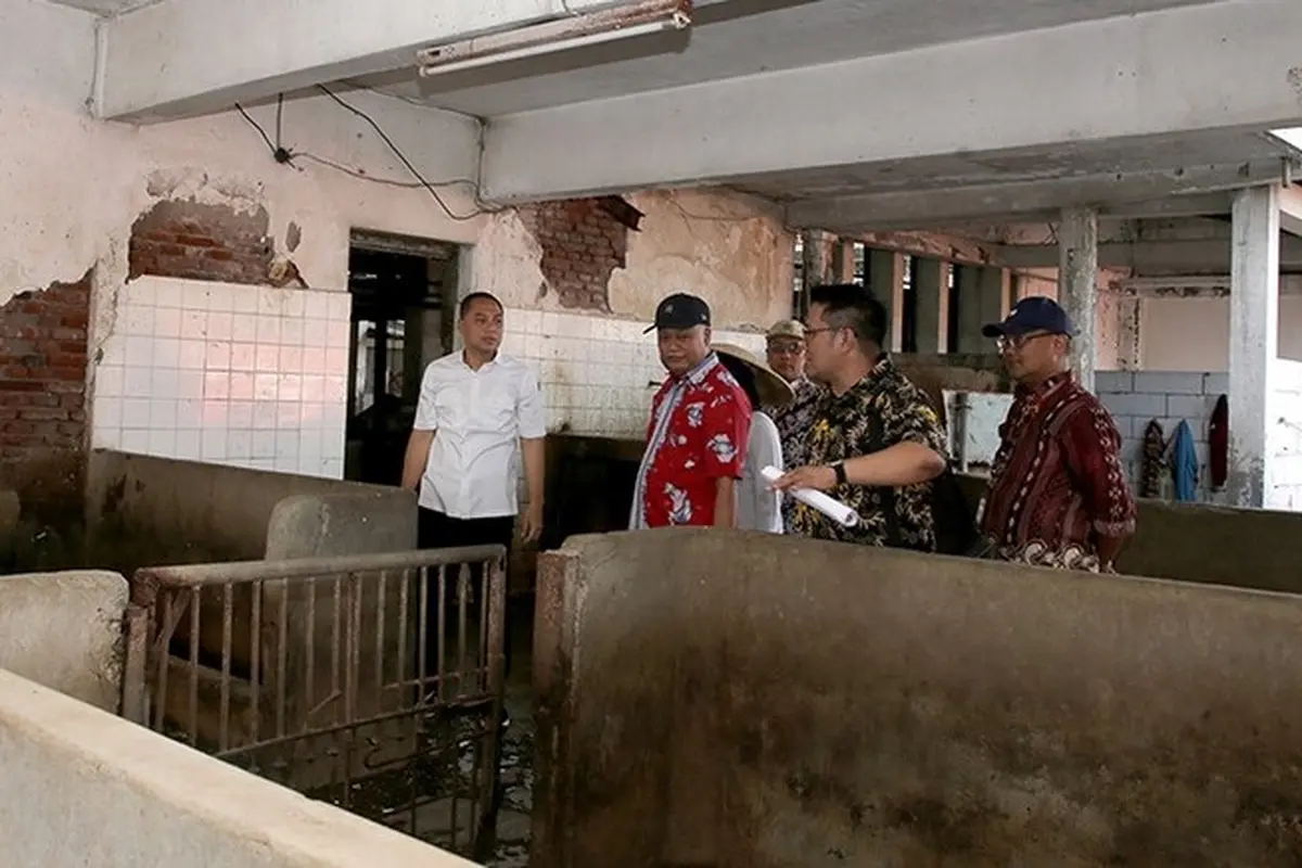 Eri Cahyadi saat sidak ke tempat pemotongan babi di Pegirian Surabaya. (Istimewa)