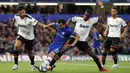 Gelandang Chelsea, Pedro, berusaha melewati pemain Valencia pada laga Liga Champions di Stadion Stamford Bridge, Selasa (17/9/2019). Chelsea takluk 0-1 dari Valencia. (AP/Frank Augstein)