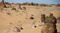 Pembalap asal Prancis, Stephane Peterhansel dan navigatornya Paulo Fiuza berhasil memenangkan stage keempat Reli Dakar 2020 yang menempuh rute dari Neom ke Al-Ula, Arab Saudi, 8 Januari 2020. (FRANCK FIFE / AFP)