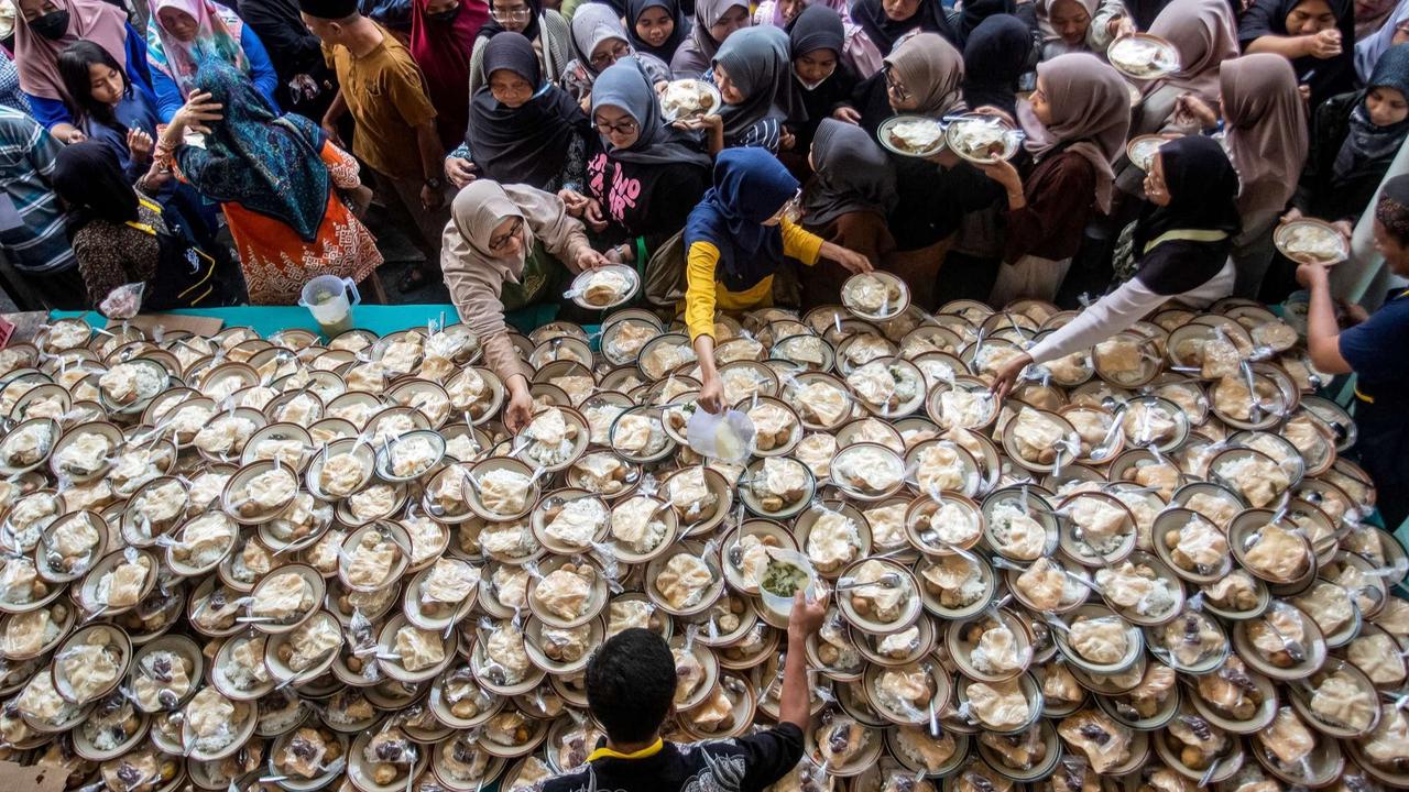 Masjid Jogokariyan bagikan 3.500 porsi makanan untuk buka puasa
