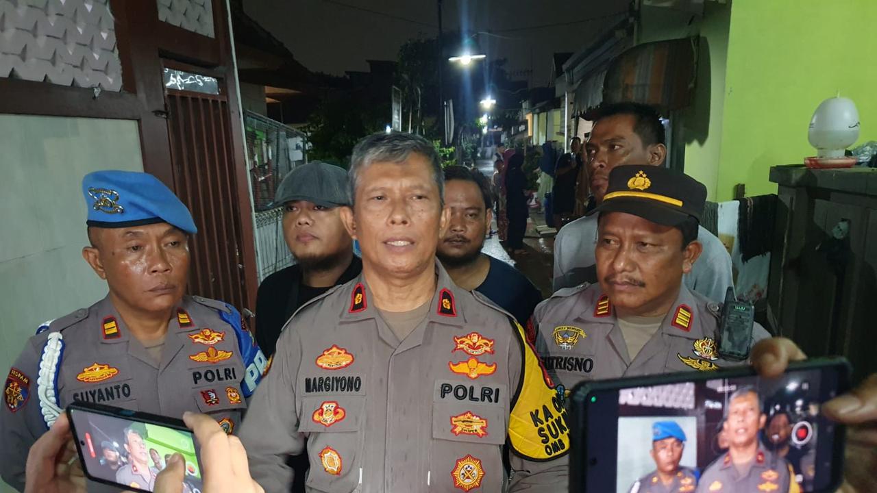Kapolsek Sukmajaya, Kompol Margiyono menjelaskan terkait penemuan granat dan ratusan butir peluru di sebuah kontrakan di wilayah Sukmajaya, Kota Depok.