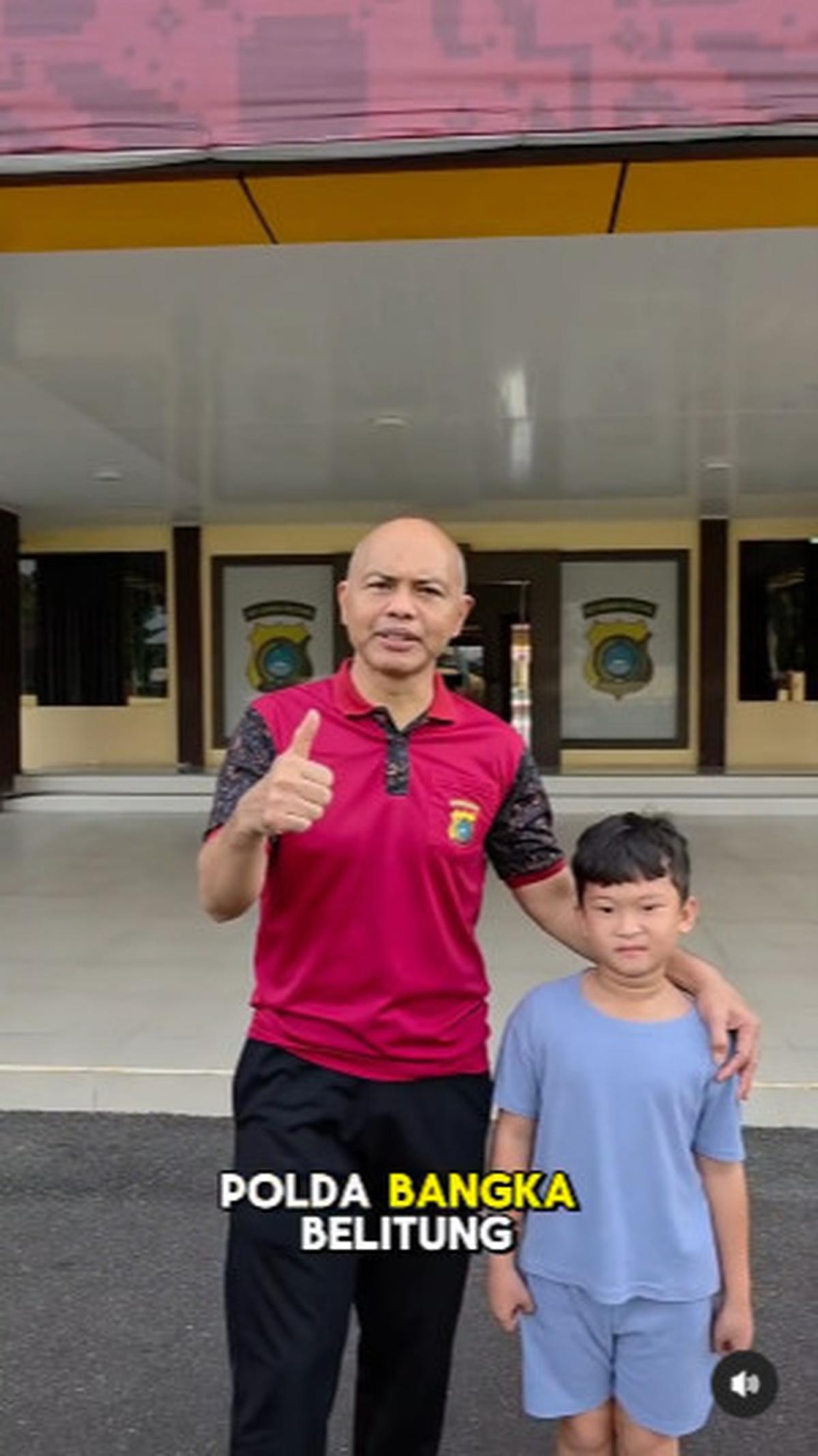 Bocah Ganteng ini Diajak Naik Helikopter sama Sosok Jenderal Polisi