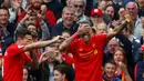 Pemain Liverpool, Philippe Coutinho (kiri), merayakan golnya ke gawang Hull City bersama Roberto Firmino dalam laga Premier League di Stadion Anfield, Sabtu (24/9/2016). (Reuters/Eddie Keogh)