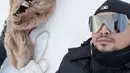 Syahrini dan temannya tampak menikmati waktu mereka di Swiss dengan berbaring di tengah salju yang dingin. Meski begitu tetap saja Syahrini tampil cantik dan elegan dengan jaket bulu serta kacamata hitamnya. (via instagram/@carendelano)