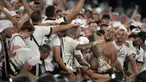 Suporter Eintracht Frankfurt merayakan kemenangan timnya dengan memegang trofi Liga Europa di stadion Ramon Sanchez Pizjuan, Sevilla, Kamis, 19 Mei 2022. Frankfurt mengalahkan Rangers 5-4 dalam babak adu penalti setelah pertandingan berakhir imbang 1-1. (AP/Manu Fernandez)