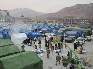 Suasana tenda-tenda penampungan sementara di alun-alun utama di Dahejia, Kabupaten Jishishan, Provinsi Gansu, Barat Laut Tiongkok pada 20 Desember 2023. (PEDRO PARDO/AFP)