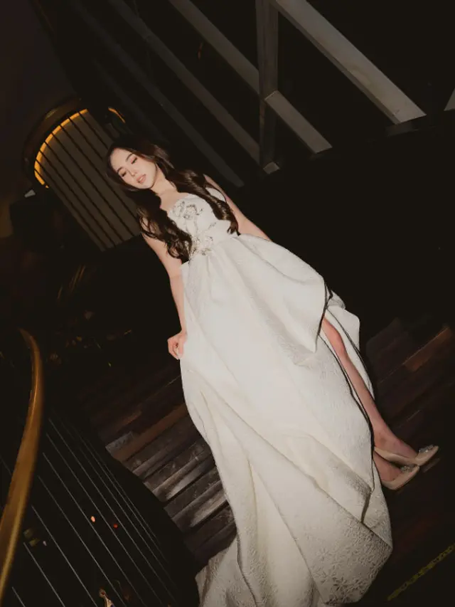 Gaya Agatha Chelsea Pakai Dress Panjang