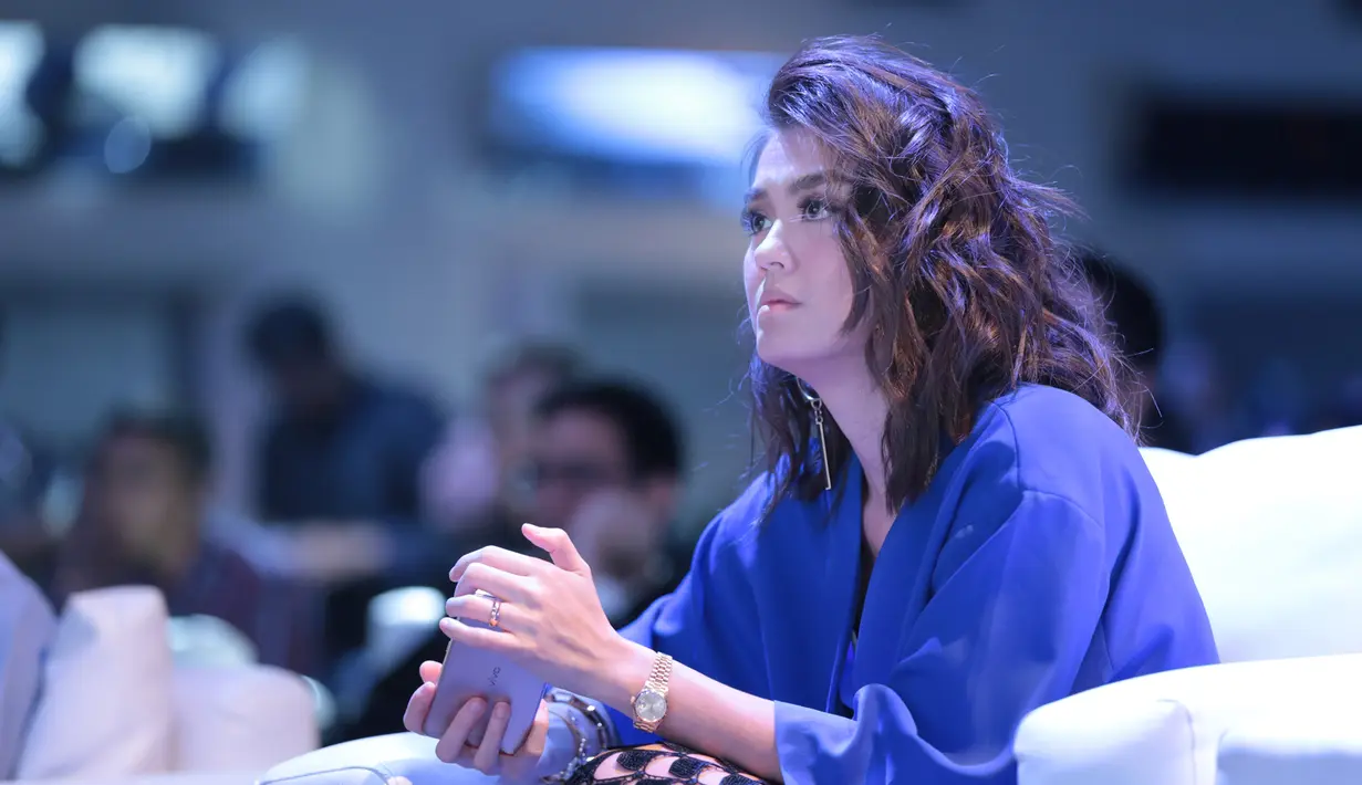 "Batre itu kan suka cepet abis. Saya selalu bawa powerbank 2 sampe 3. Karena hp hidup terus," jelasnya. (Adrian Putra/Bintang.com)