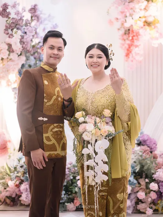 Inspirasi kebaya modern warna hijau kekuningan lainnya bisa dilihat dari penampilan selebgram Clarissa Putri saat dilamar baru-baru ini. Detail full payet dan selendang di bahu dari kebaya  @wirantikurniabride, membuat penampilan Clarissa semakin anggun.  [ @imagenic]