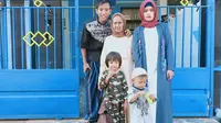 Bek Semen Padang, Syaiful Indra Cahya, bersama nenek, kakak, dan keponakan di momen Idulfitri 1440 H. (Bola.com/Iwan Setiawan)