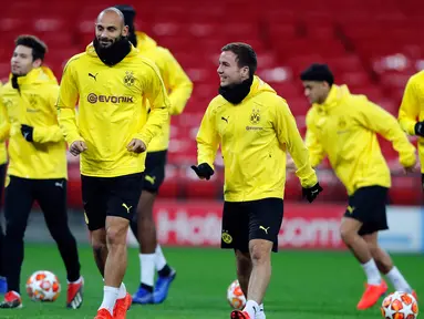 Pemain Borussia Dortmund melakukan pemanasan selama sesi latihan di Stadion Wembley di London, Inggris (12/2). Dortmund akan bertanding melawan Tottenham Hotspur pada babak 16 besar Liga Champions. (AP Photo/Frank Augstein)