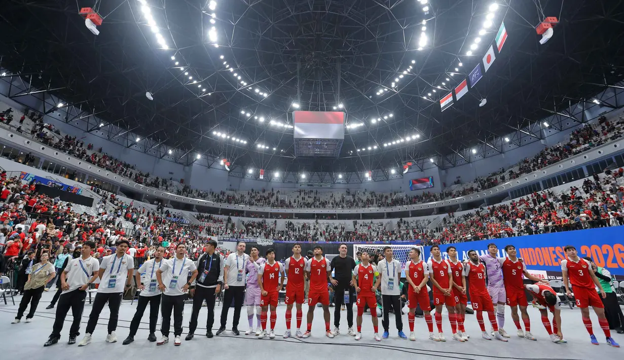 Di final, Timnas futsal Indonesia akan menantang Iran yang sebelumnya mengalahkan Irak dengan skor 4-2. Tampak dalam foto, pemain Timnas Futsal Indonesia memberikan penghormatan kepada suporter usai memenangi laga melawan Jepang pada semifinal Piala Asia Futsal 2026 di Indonesia Arena, Gelora Bung Karno, Senayan, Jakarta, Kamis (4/2/2026). (Bola.com/Bagaskara Lazuardi)