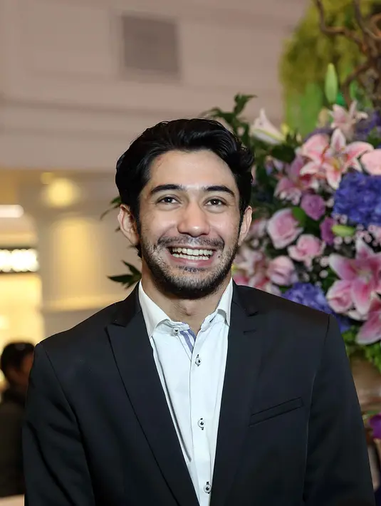Reza Rahadian mengaku bahwa sederet piala penghargaan yang diraihnya adalah salah satu bentuk pacuan dan motivasi agar bisa menciptakan suguhan akting yang memukau. (Nurwahyunan/Bintang.com)
