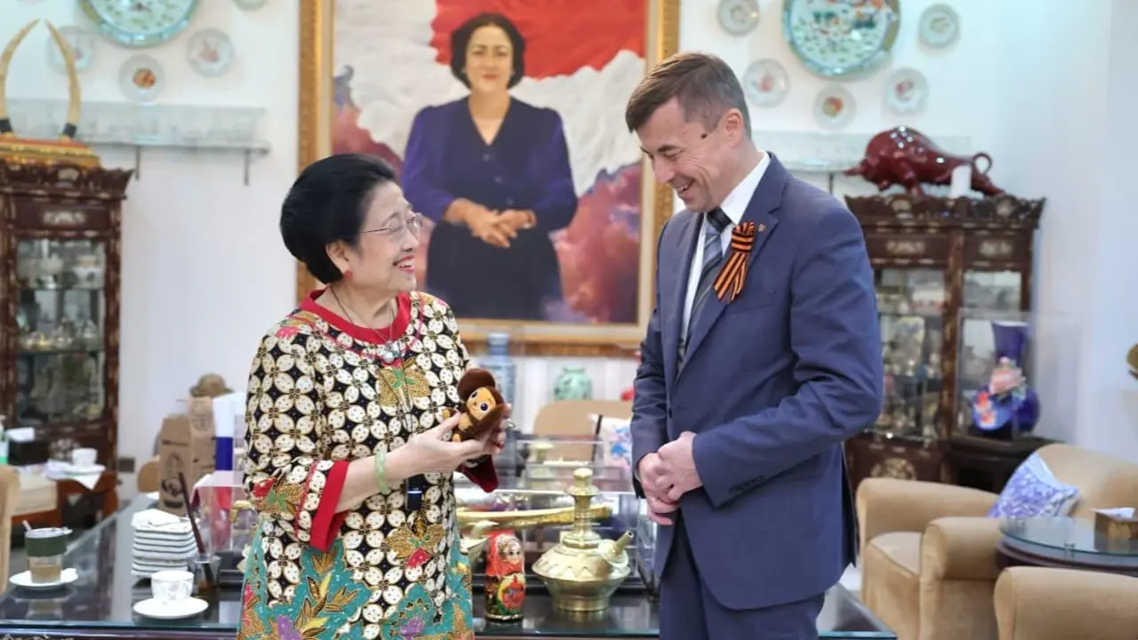 Duta Besar Federasi Rusia untuk Indonesia Sergei Tolchenov  bertemu Presiden Ke-5 RI sekaligus Ketua Umum PDI Perjuangan (PDIP) Megawati Soekarnoputri di Menteng.