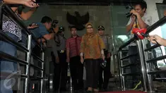  Sekjen DPR Winantuningtyastiti usai menjalani pemeriksaan di Gedung KPK, Jakarta, (13/5). Winantuningtyastiti diperiksa sebagai saksi kasus dugaan suap di Kementerian Pekerjaan Umum dan Perumahan Rakyat tahun anggaran 2016. (Liputan6.com/Helmi Afandi)