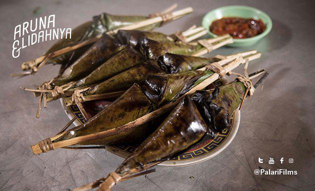 Kalau yang terakhir ini adalah pengkang peniti, makanan khas Kalimantan Barat. Bentuknya seperti lemper tapi di dalamnya adalah ebi dan dibakar. Katanya lebih enak kalau dimakan dengan sambal kepah (kerang). Penasaran kan gimana enaknya? Kalau belum coba, bisa lihat dulu di 'ARUNA DAN LIDAHNYA' nanti./Copyright instagram.com/palarifilms