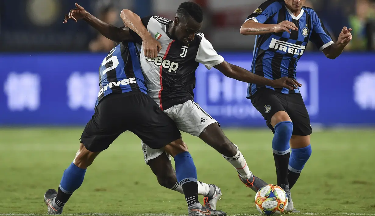 Gelandang Juventus,  Blaise Matuidi berusaha melewati gelandang Inter Milan, Roberto Gagliardini  selama laga International Champions Cup 2019 di Nanjing Olympic Sports Center Gymnasium, China (24/7/2019). Juventus menang adu penalti atas Inter Milan 4-2 (1-1). (AFP Photo/Hector Retamal)