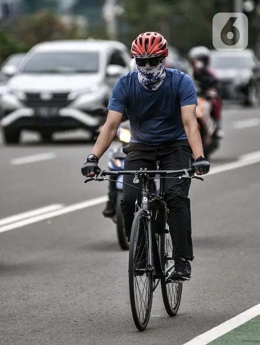 Pesepeda melintasi Jalan Jenderal Sudirman, Jakarta, Senin (18/1/2021). Selain pengetatan PSBB, peningkatan volume lalu lintas pesepeda di Ibu Kota terjadi seiring Penerapan Pembatasan Kegiatan Masyarakat (PPKM) Jawa-Bali. (merdeka.com/Iqbal S. Nugroho)