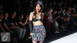 Model berpose mengenakan rancangan Kelly Tandiono yang bertemakan Amy Winehouse dalam Jakarta Fashion Week 2017 di Jakarta, Minggu (23/10). Para model juga memakai tato dan wig sasak khas Amy. (Liputan6.com/Faizal Fanani)