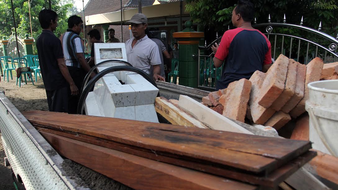 Terwujud Keinginan Mbah Gotho Dampingi Putrinya di Kuburan 
