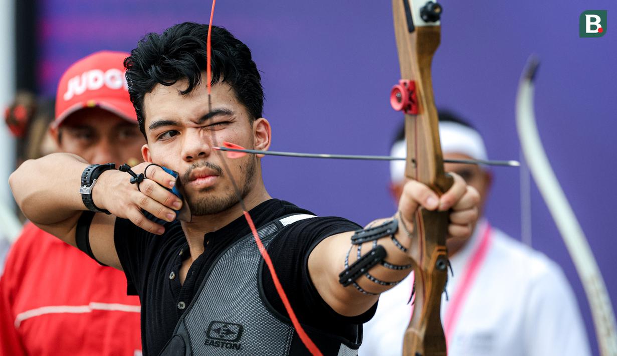 Selebritas Indonesia, Saaih Halilintar mepaskan anak panah dalam cabor panahan Turnamen Olahraga Selebriti Indonesia (TOSI) Season 3 yang berlangsung di Arthayasa Stable, Depok, Jawa Barat, Jumat (01/11/2024). (Bola.com/Bagaskara Lazuardi)