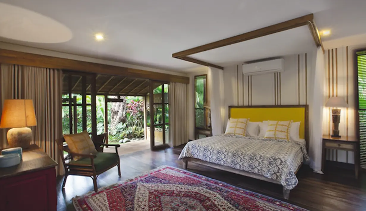 Perpaduan gaya tradisional lewat pemilihan furnitur dengan penataan ruangan yang minimalis menjadi ciri unik rumah ini. (James Walting/Property Report)