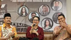 Ketua Parfi, Marcella Zalianty (tengah) didampingi Komisioner KPU Ferry Kurnia Rizkiyansyah dan Sigit Pamungkas menyampaikan keterangan terkait penyelenggaraan festival film pendek KPU di Jakarta, Jumat (7/10). (Liputan6.com/Immanuel Antonius)